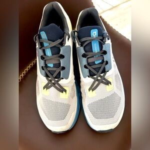 ON Men’s Cloudstratus Running Shoe Sz 9.5